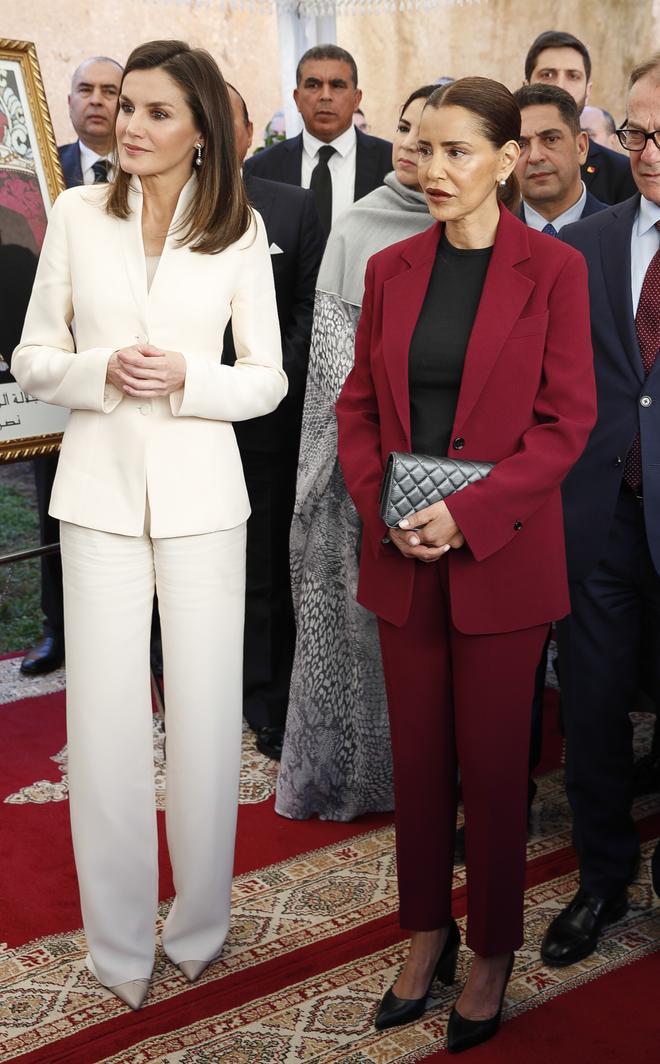 La reina Letizia con su traje de Armani durante un viaje a Marruecos el día de San Valentín de 2019