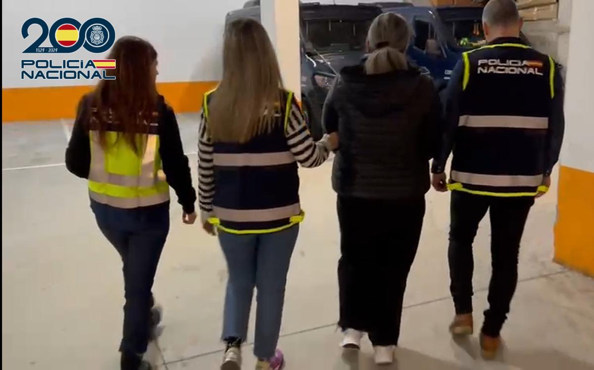 Agentes llevan a la detenida.