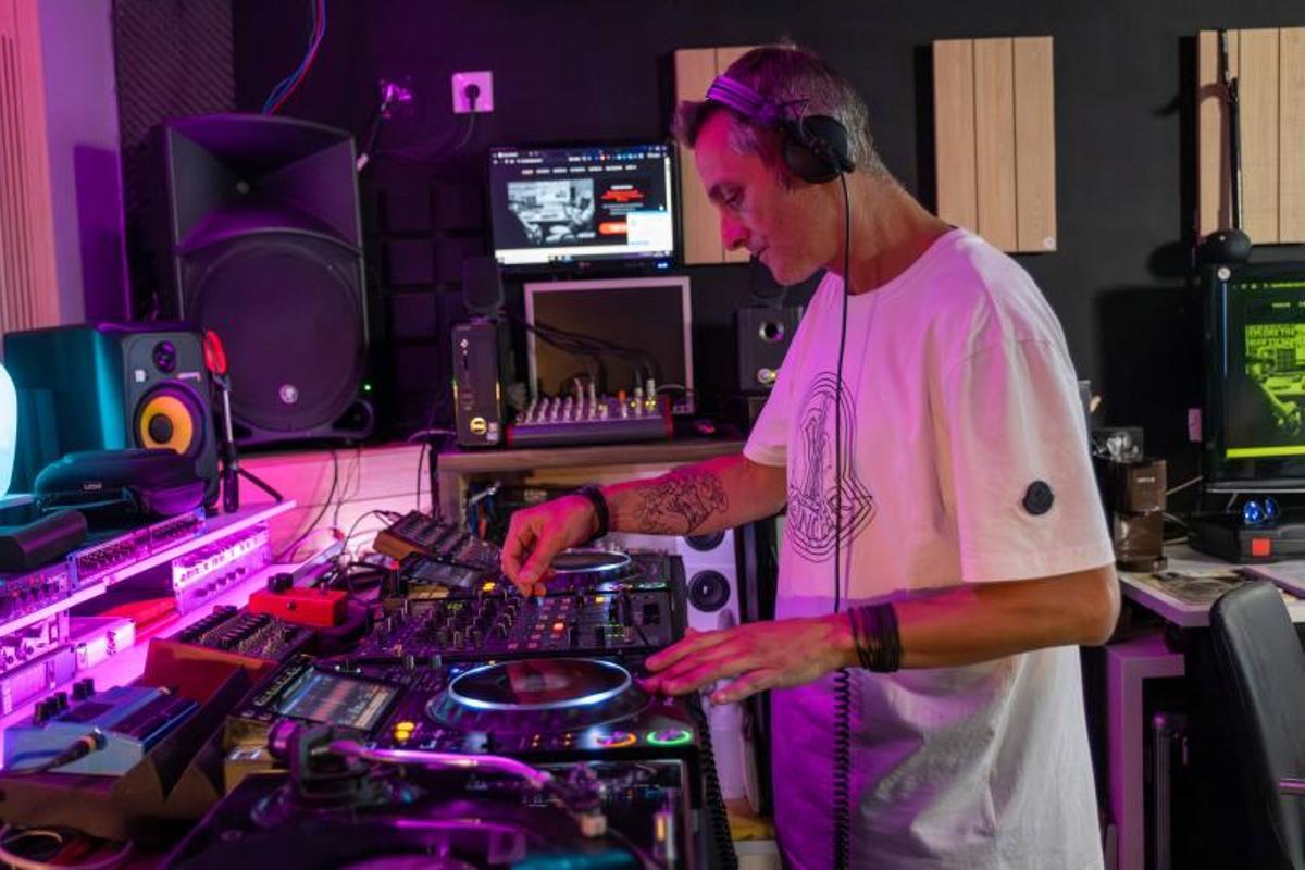 Roberto Fuentes y su mesa de DJ