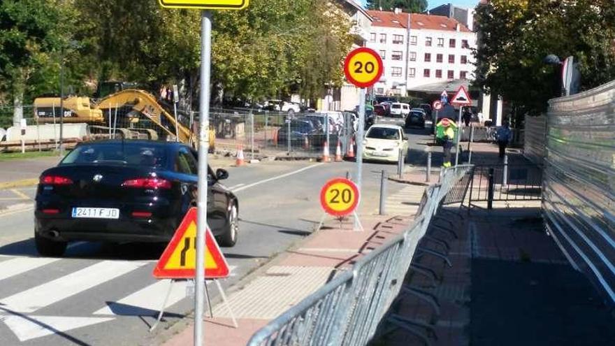 Calle Blanco Amor, con un carril ocupado y señales de obra.