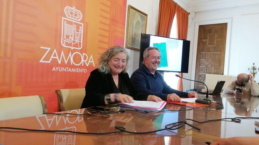 El alcalde de IU en Zamora, Francisco Guarido, con la concejala del PSOE de Servicios Sociales, Auxi Fernández. | J. N.
