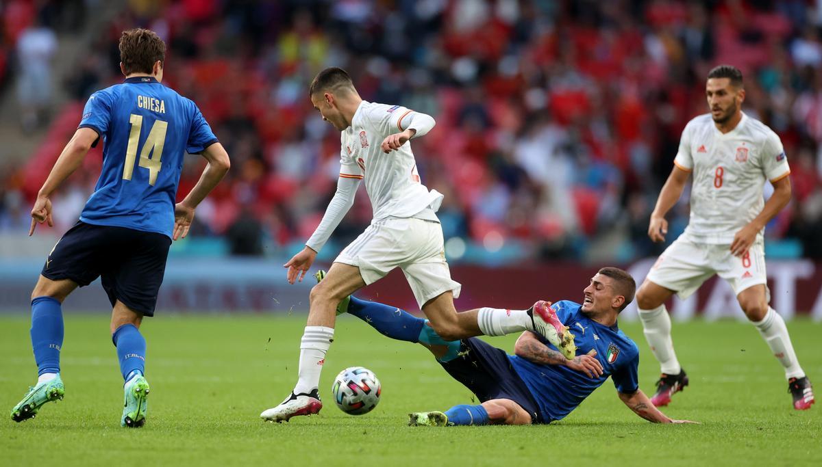 Verratti intenta arrebatar el balón a Pedri.