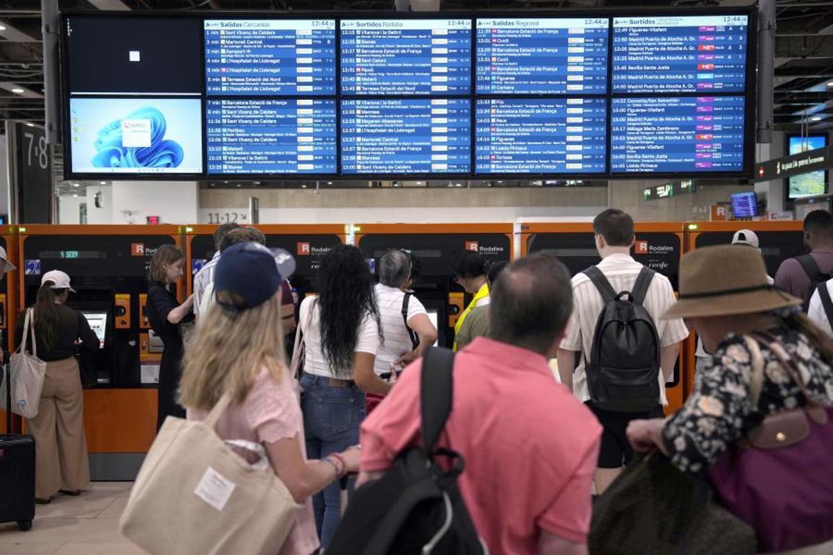 La estación de Sants durante una incidencia general que cortó todas las líneas de Rodalies, a finales del mes de julio. La estación de Sants durante una incidencia general que cortó todas las líneas de Rodalies, a finales del mes de julio.