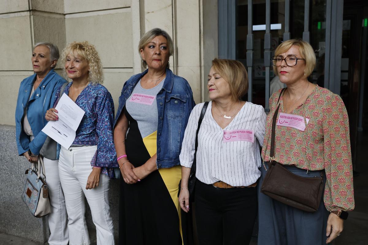 La presidenta de la asociación Amama, Angela Claverol (segunda por la izquierda), acompañada de mujeres afectadas de cáncer de mama, a su salida de los Juzgados de Sevilla, tras presentar escrito a la Fiscalía.