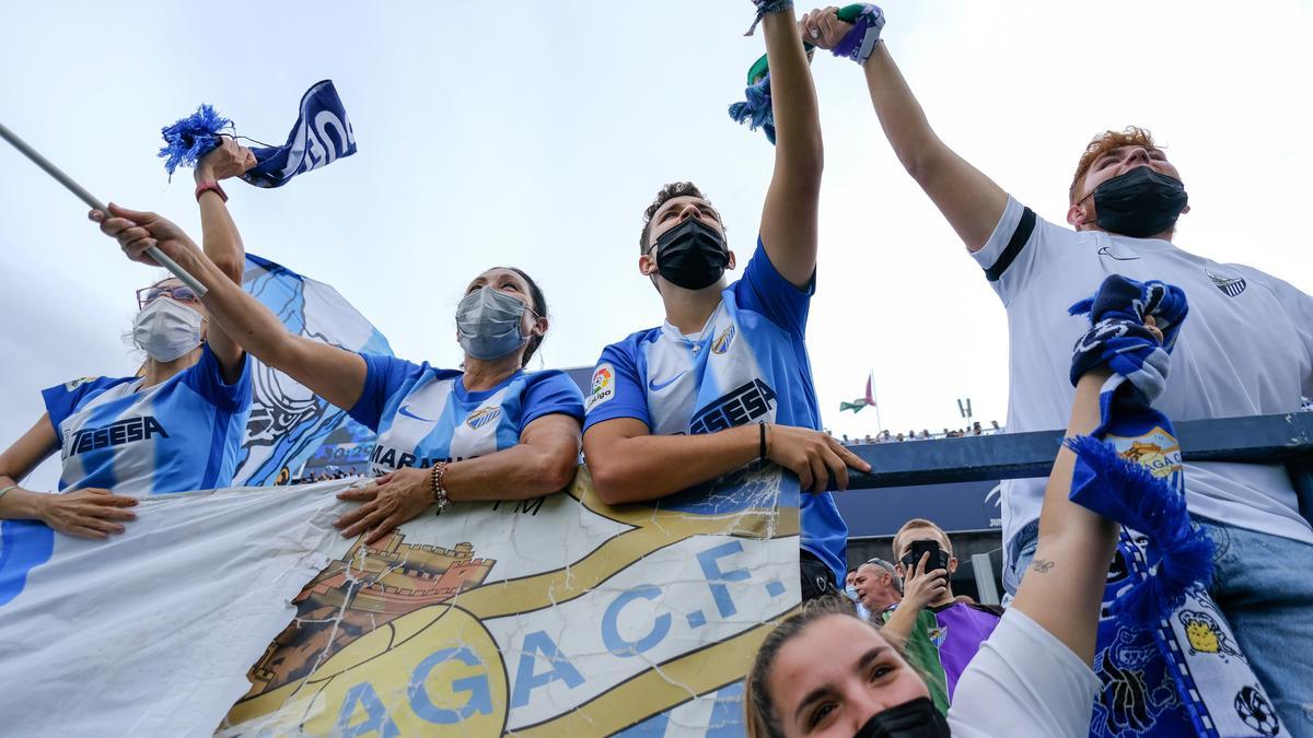 Aficionados blanquiazules en La Rosaleda.