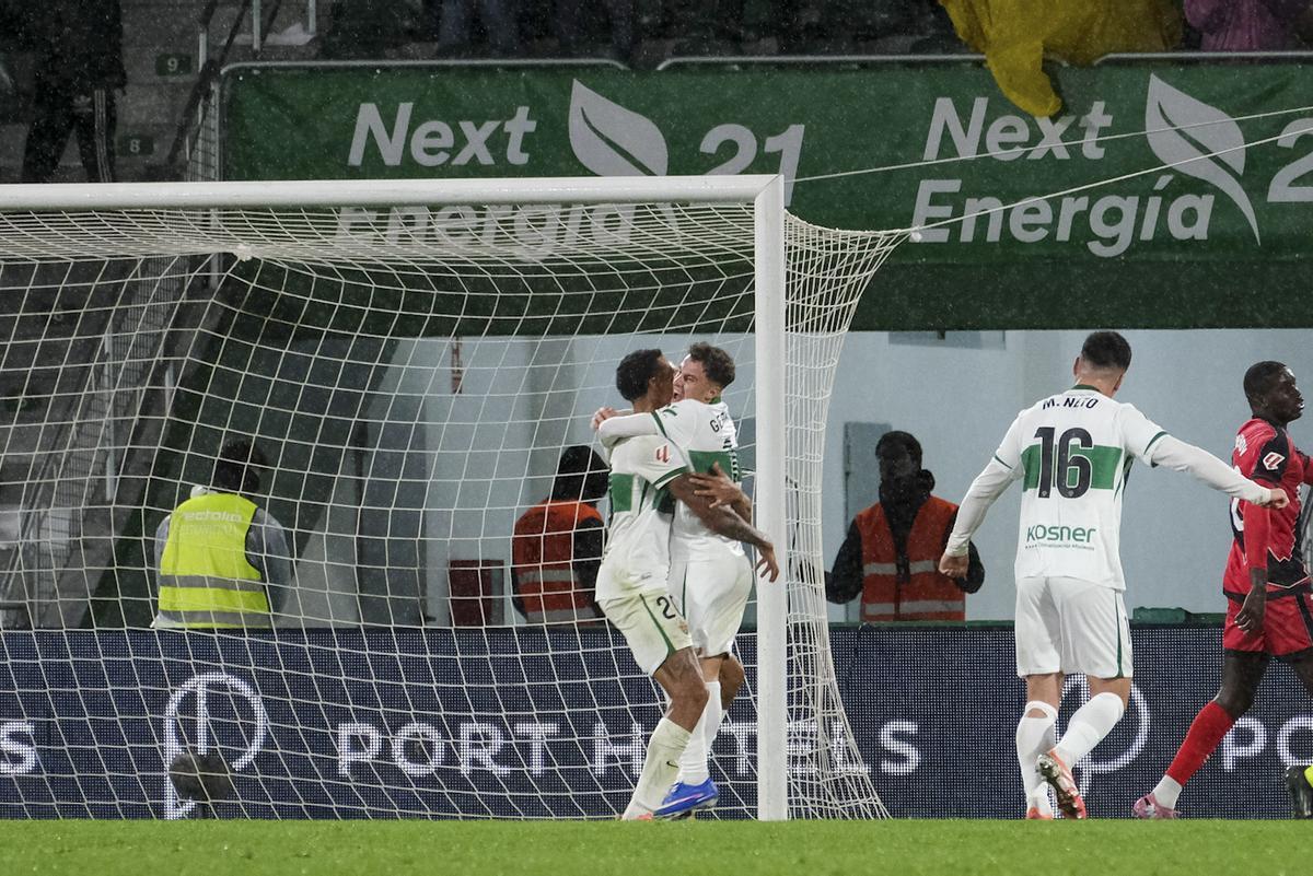 4-0. El Elche destroza al Rayo Vallecano y galopa hacia la permanencia