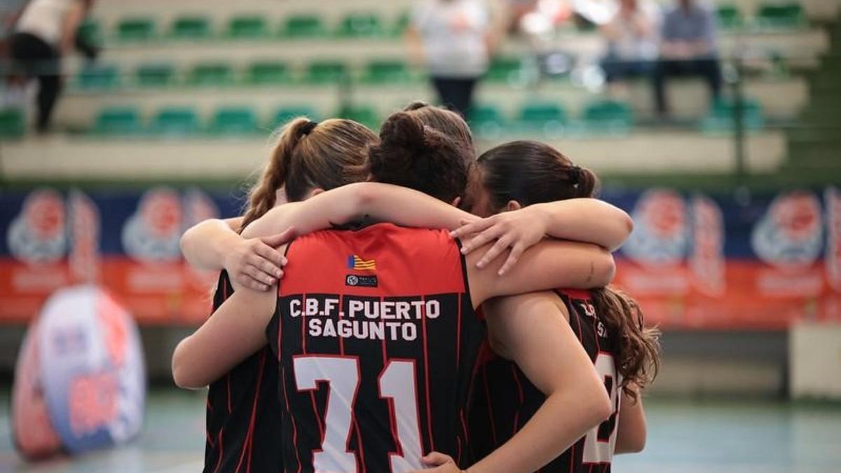 Abrazo de las jugadoras tras un triunfo.