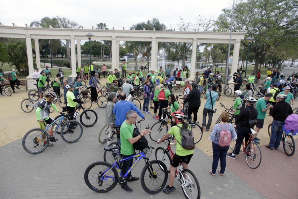 La plataforma que demanda un gran espacio verde en la ciudad protagoniza una marcha ciclista este sábado, con el apoyo de miembros de IU y Podemos, desde el parque Huelin hasta los terrenos de Repsol.