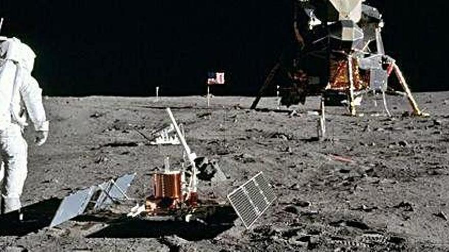 Aldrin, piloto del módulo lunar, durante una EVA (actividad extravehicular) en el satélite.