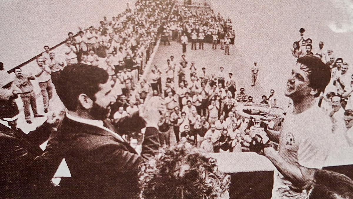 Genovés recibe el trofeo de campeón individual por parte de Joan Lerma en 1986.