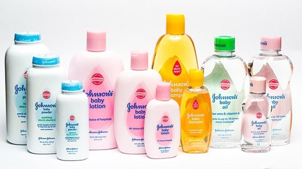 Bodegón de productos de higiene de la marca Johnson &amp; Johnson.