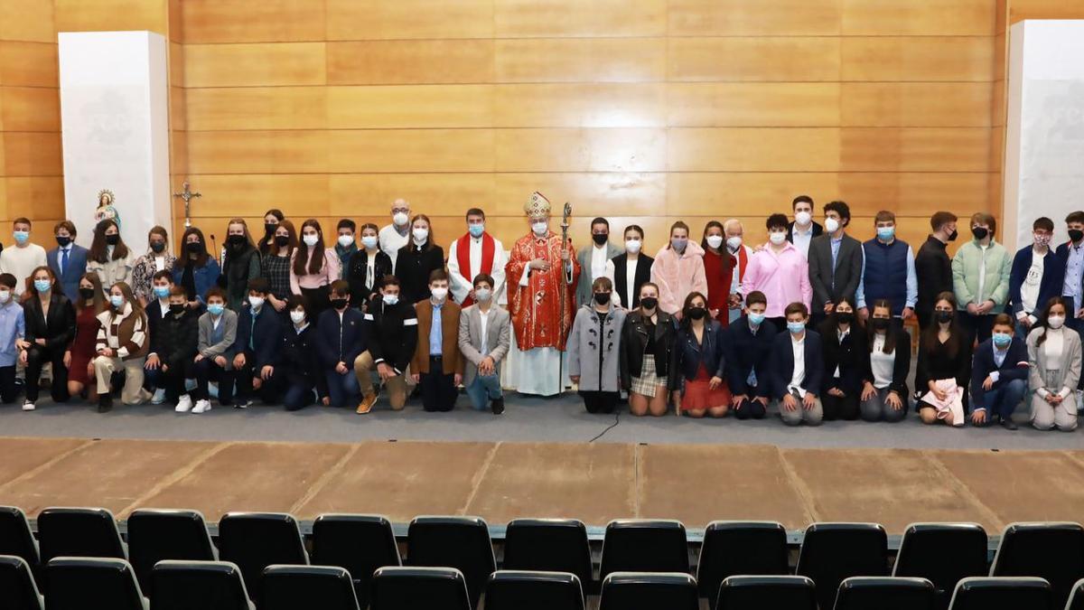 El obispo de Lugo, Alfonso Carrasco, presidió la ceremonia. |  // BERNABÉ