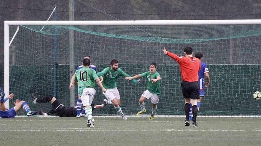 El equipo moañés celebra uno de los goles en Valladares. // José Lores