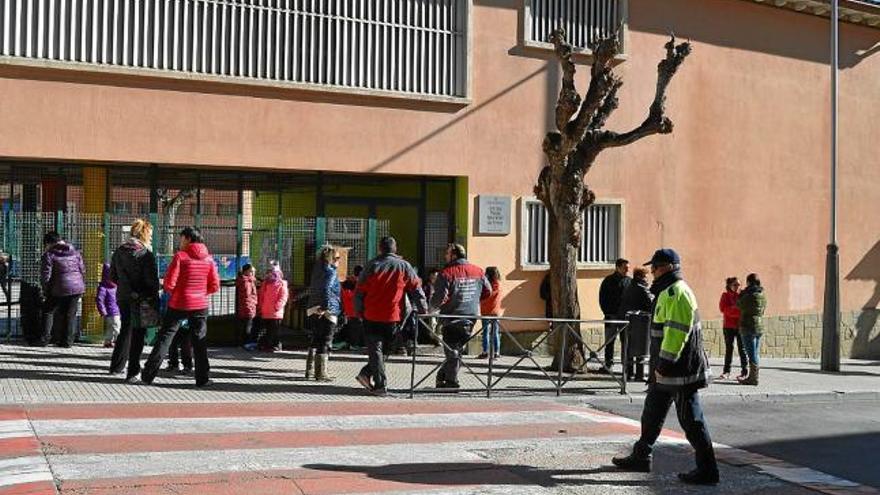 El vigilant municipal agredit davant del centre quan els nens reprenien les classes a les 3 de la tarda