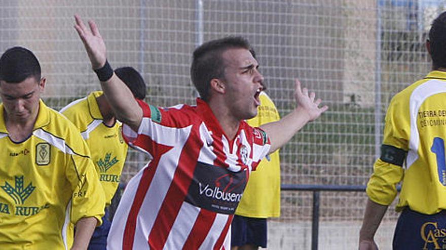 Fer celebra el gol del empate ante la desolación de los defensas del Villamor.