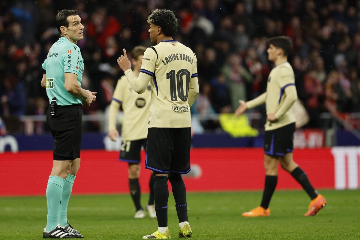 Lamien Yamal conversa con el árbitro Juan Martínez Munuera en el pasado Atlético - Barcelona de la Copa del Rey.