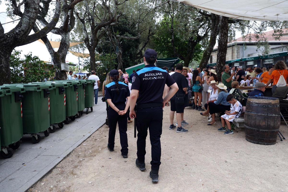 Una pareja de auxiliares de policía, durante la Festa do Albariño de Cambados