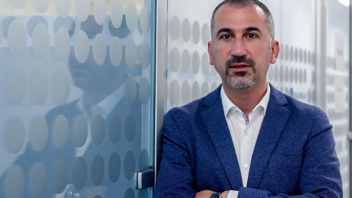 El CEO de Digi, Marius Varzaru, posa a la cámara tras una entrevista con Europa Press, en la sede de Digi, a 15 de noviembre de 2021, en Alcobendas, Madrid, (España).