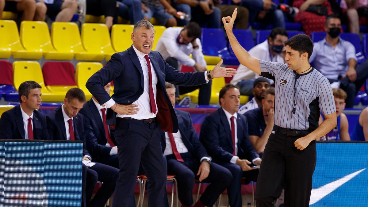 Saras se queja a uno de los colegiados en el partido ante el Breogán