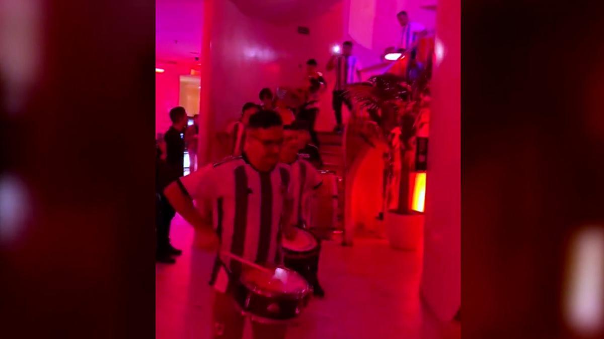 Un grupo de animación de las peñas argentinas en Barcelona entra en Pacha en un reciente partido de su selección.