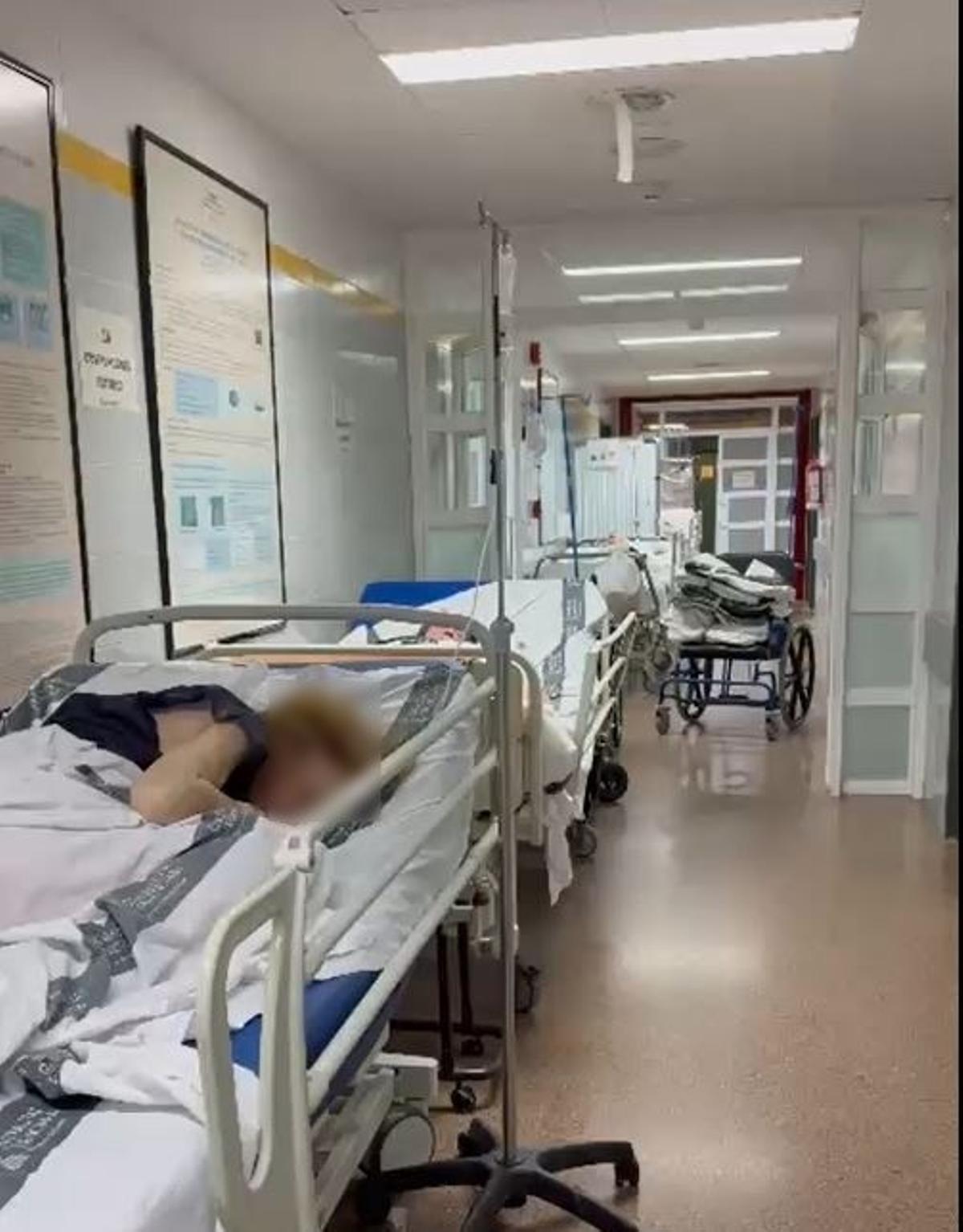 Pacientes en los pasillos del hospital de la Ribera.