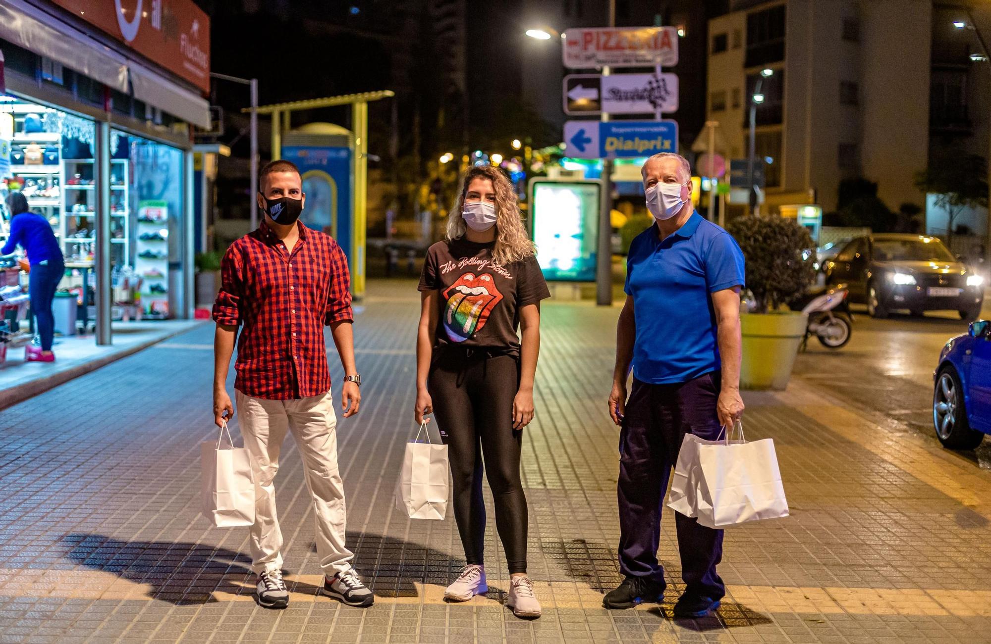 Galería: Una familia de Benidorm recorre las calles atendiendo a las personas sin techo para entregarles kits sanitarios