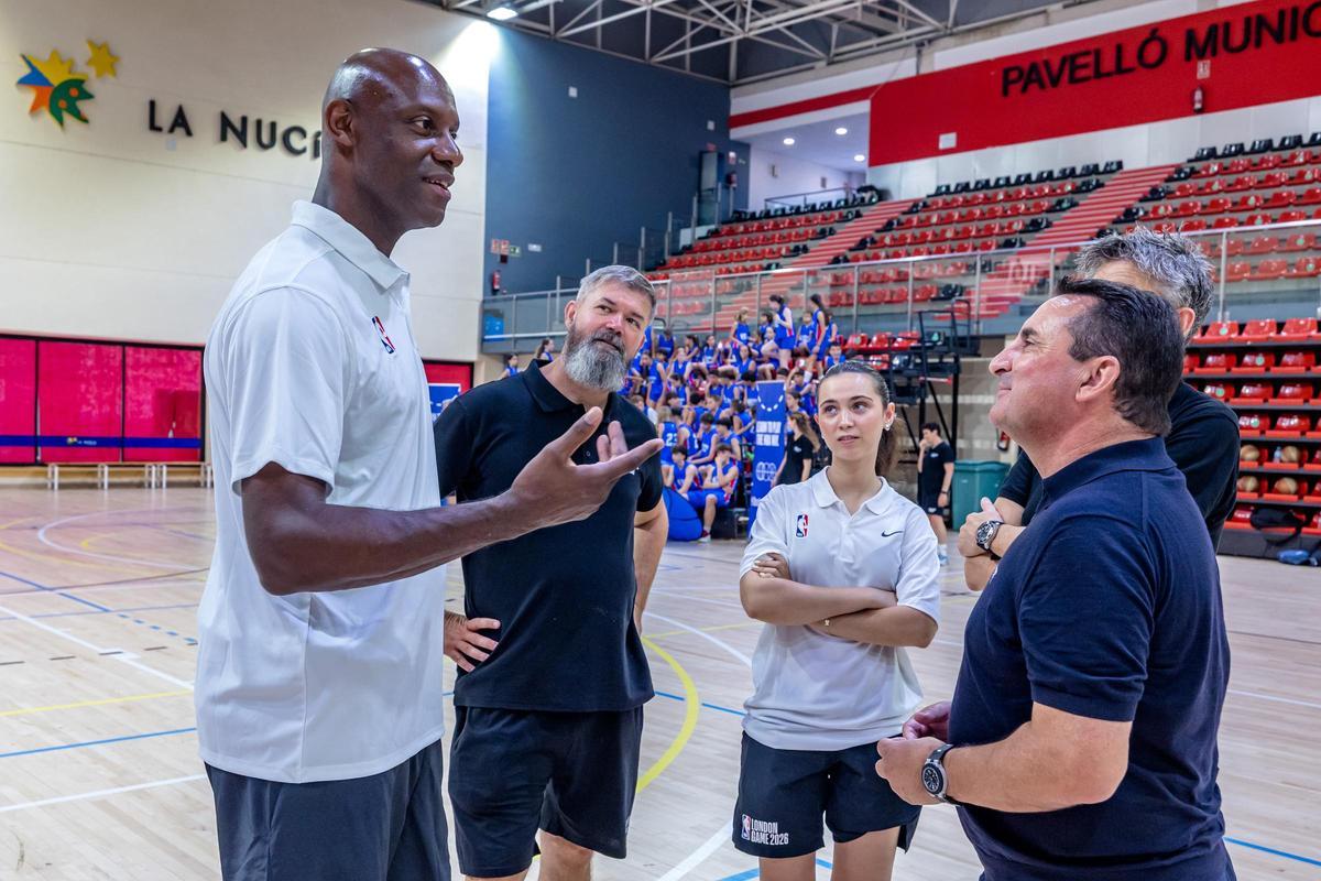 Bernabé Cano, alcalde de La Nucía y Sergio Villalba, concejal de Deportes visitaron el campus de la NBA Basketball School.