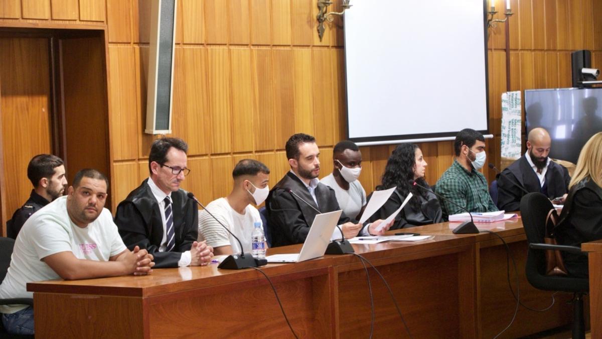 Vista del banquillo de los acusados del crimen de Yéchar, en la primera sesión del juicio con jurado en Murcia.