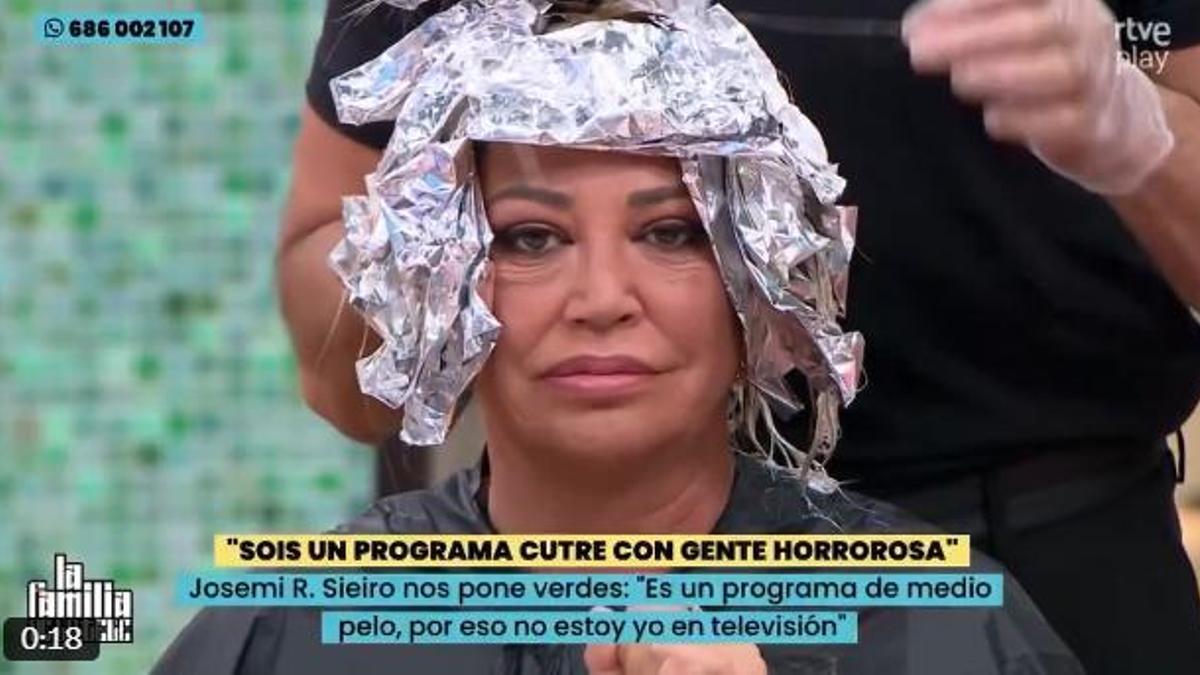 Belén Esteban se hace las mechas en La familia de la tele.