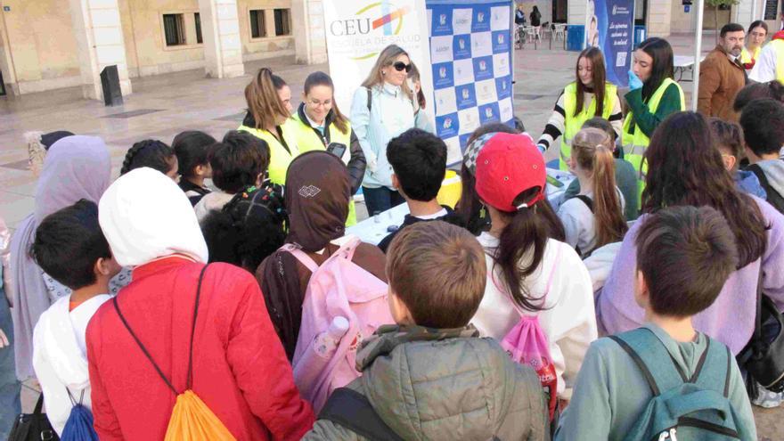 Estudiantes de Alicante asisten a talleres de RCP, atragantamientos y maniobras de Heimlich