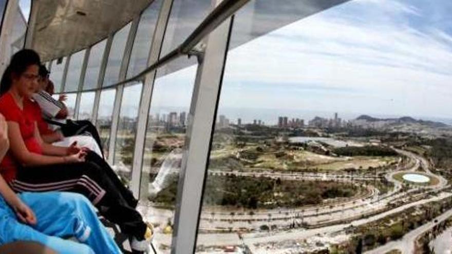 El parque Terra Mítica y al fondo los terrenos de la Sociedad Proyectos Temáticos.