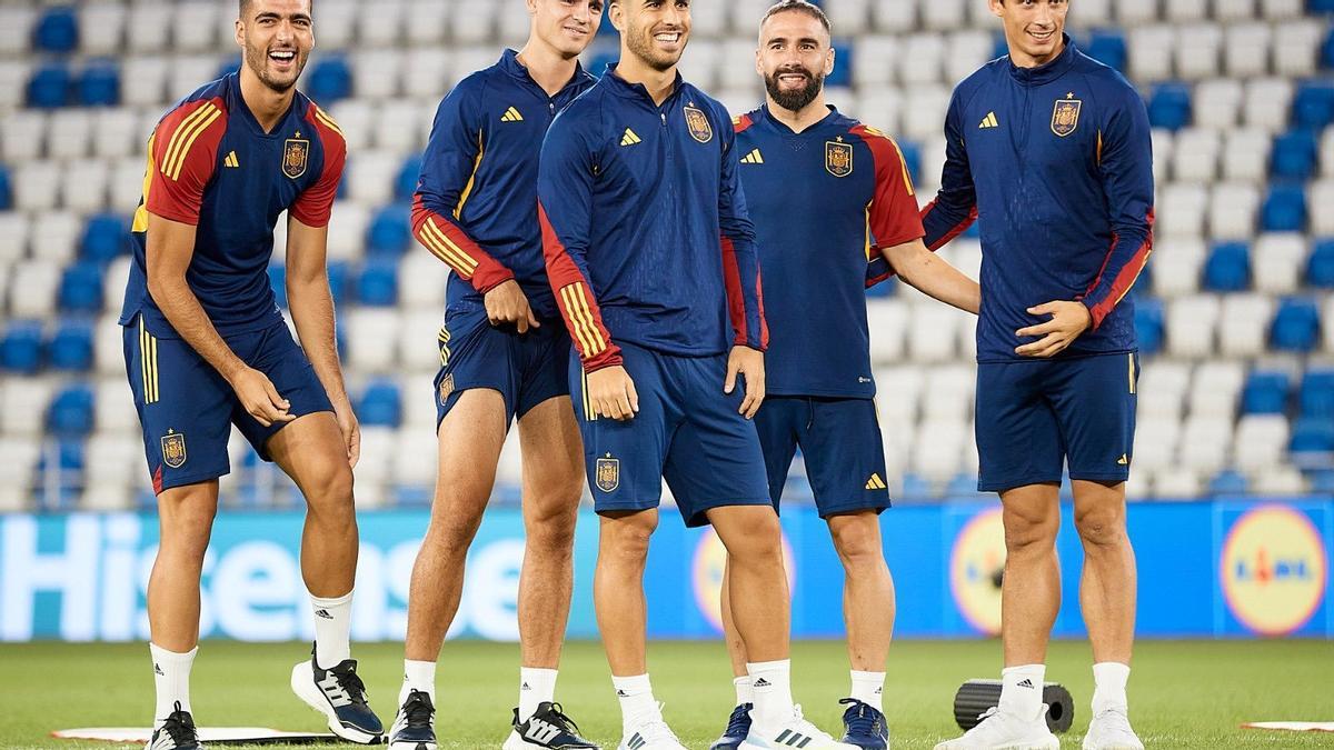 Los jugadores de la selección, con las zapatillas en el entrenamiento de este jueves.