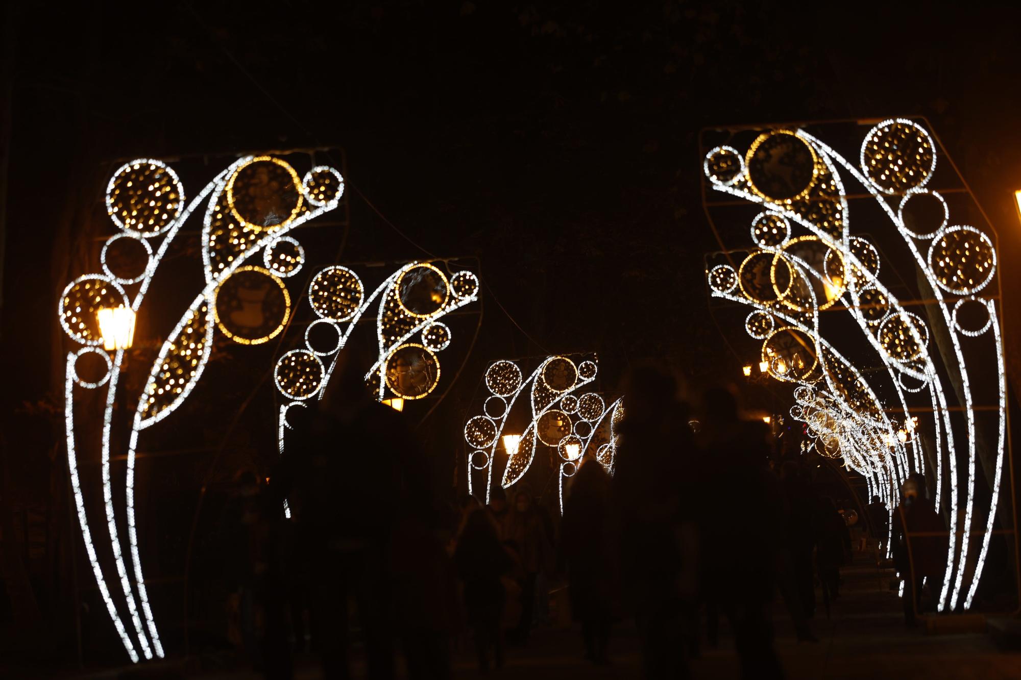 El espíritu navideño desborda de luz y de gente las calles de Oviedo