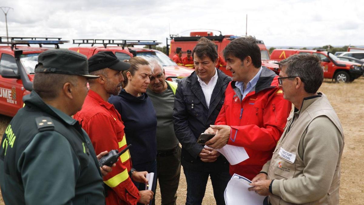 Mañueco y Quiñones departen con Barcones y otros dirigentes y efectivos. |