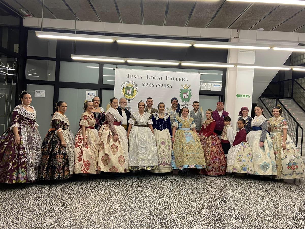 Falleras Mayores 2023 junto a la presidenta, Wanda Machado, y vicepresidente, Samuel Boix, de la JLF y representantes de las cuatro Fallas de Massanassa