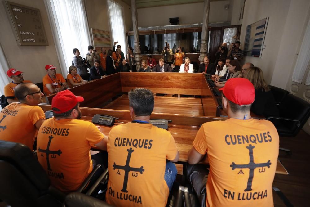 Los trabajadores de Vesuvius marchan a pie desde la fábrica de Riaño hasta la Junta