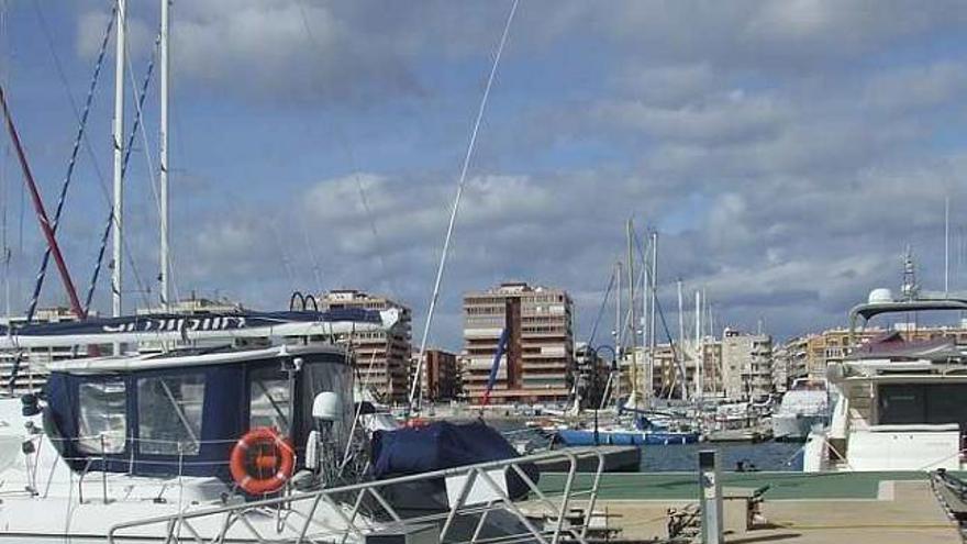 Instalaciones del puerto deportivo del que ha desaparecido el catamarán