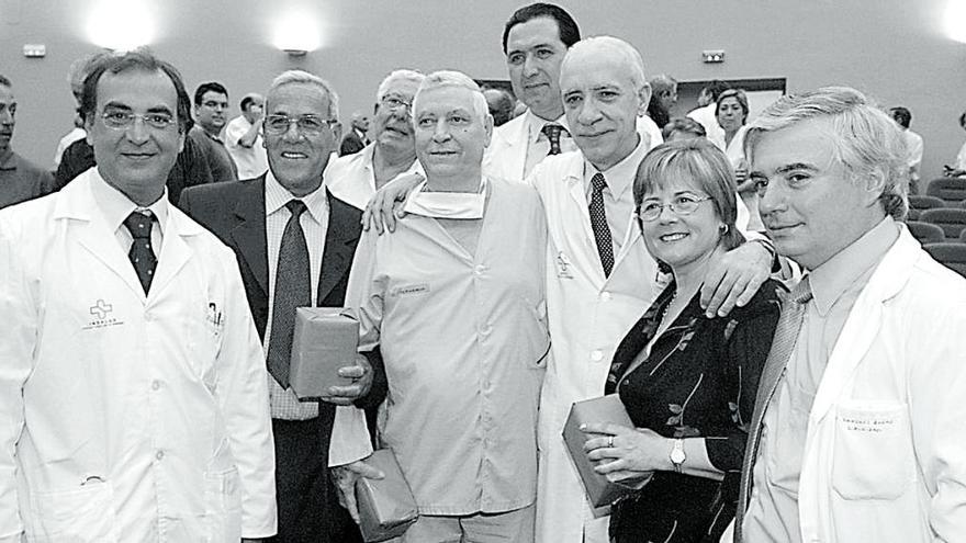 Pascual Parrilla y su equipo de colaboradores (entre ellos el Dr. Pons Miñano) con tres trasplantados de hígado.