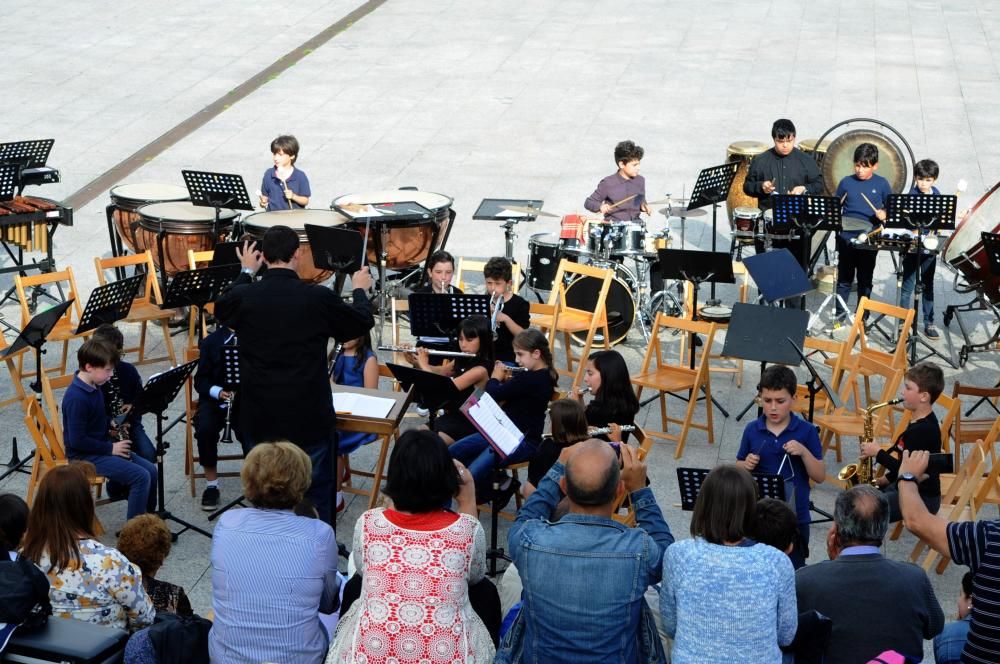 La explanada del Auditorio Municipal sirvió como escenario para la última actuación del curso de los alumnos de la Escola Municipal de Música "Bernardo del Río" de Vilagarcía