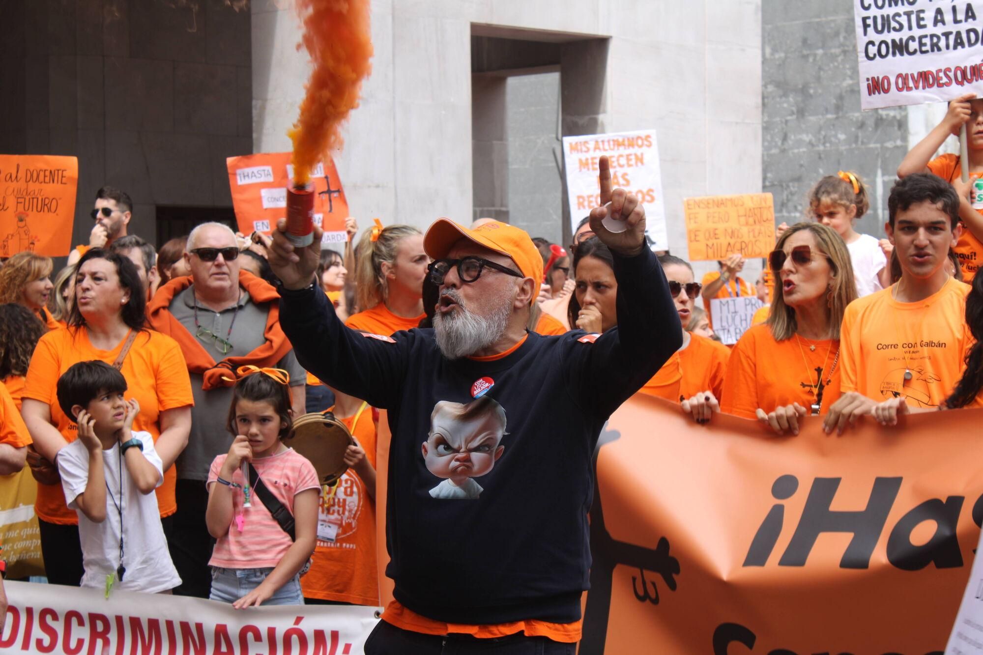 Así fue la multitudinaria marcha naranja de la concertada en Asturias