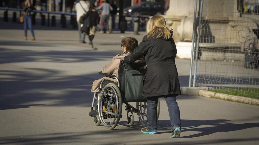 Servicios Sociales anuncia el pago de los retrasos y de la subida de las ayudas a la Dependencia