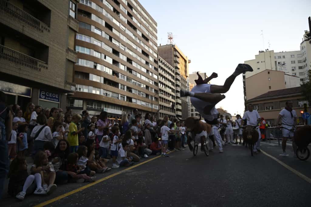 En imágenes | Primer día de las Fiestas del Pilar con las peñas y el pregón