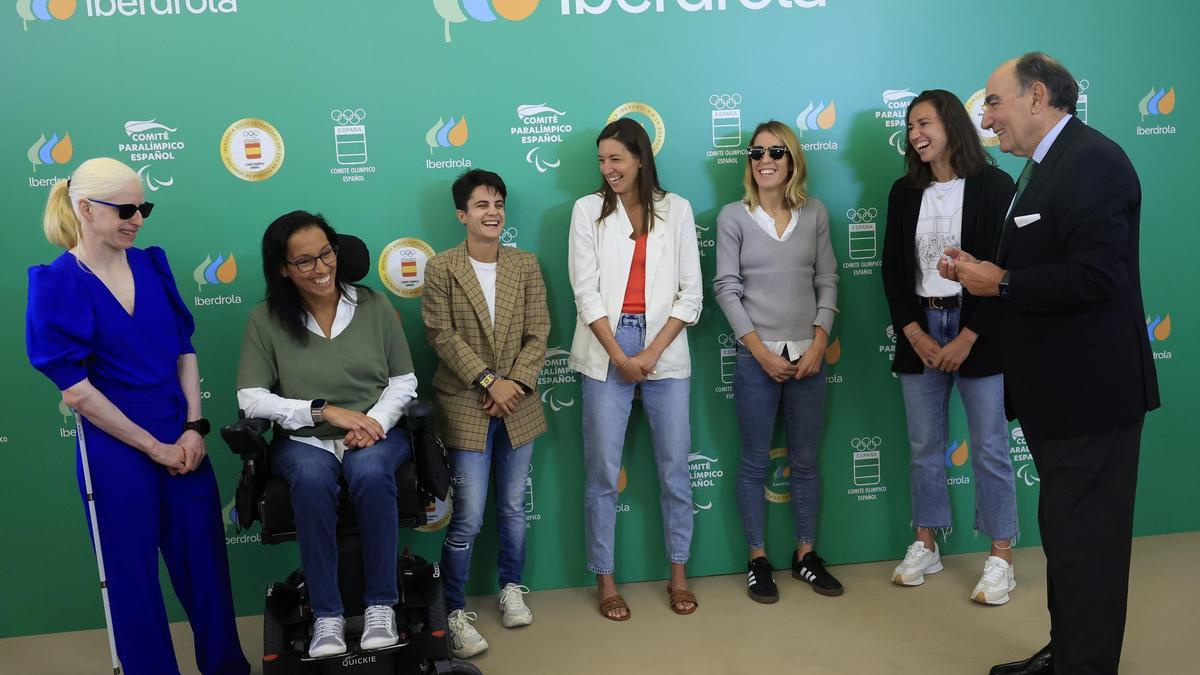 El presidente de Iberdrola, Ignacio Galán, junto las deportistas Susna Rodríguez, Teresa Perales, María Pérez, Laura Ester, Elena Congost y Sara Sorribes.