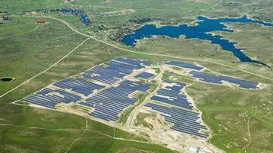 El Constitucional admite el recurso de Extremadura contra el recorte fotovoltaico