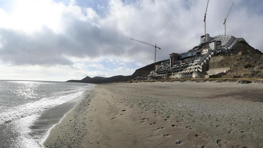 El Ayuntamiento de Carboneras anula "por obligación legal" la licencia de obras del Algarrobico con un PSOE partido en dos