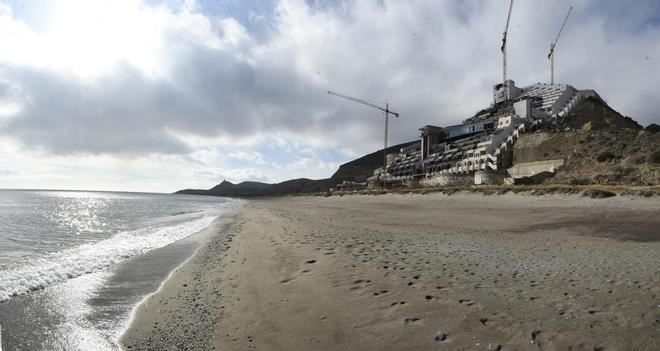 El Ayuntamiento de Carboneras da el primer paso para el derribo del hotel El Algarrobico