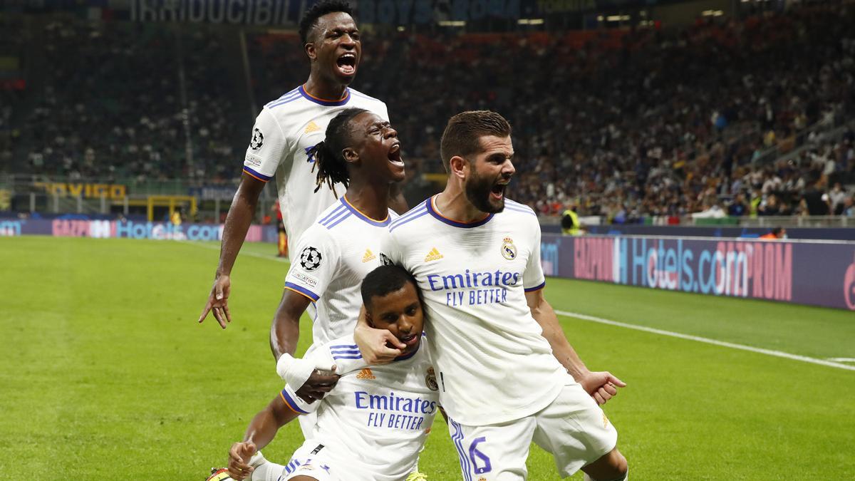 Camavinga celebra con sus compañeros el gol de Rodrygo en el Inter - Real Madrid.