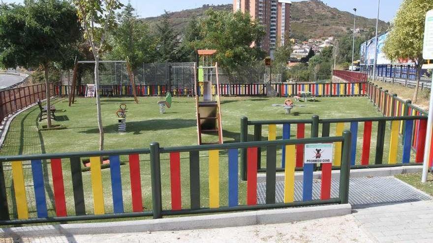 Un parque infantil vacío.