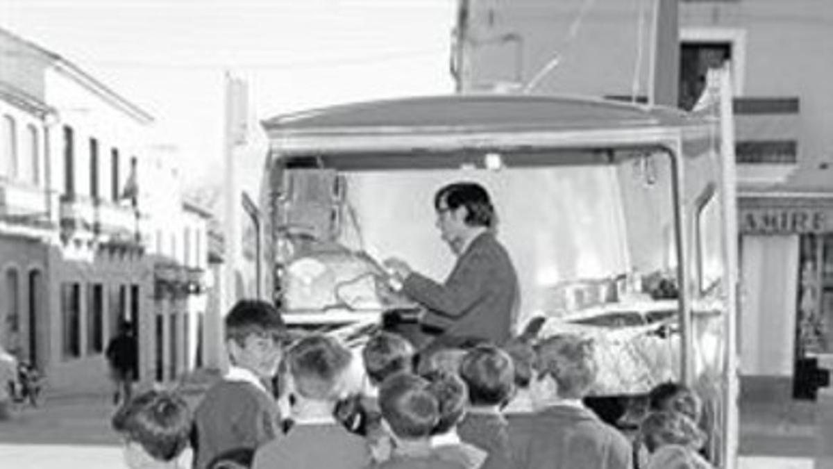 Unos niños se asoman a un furgón móvil de Efe en La Carolina (Jaén), en 1969.