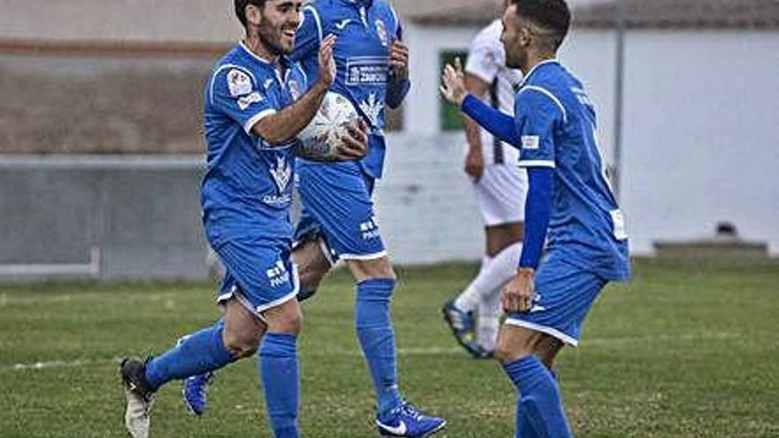 Fradejas celebra un gol con sus compañeros.